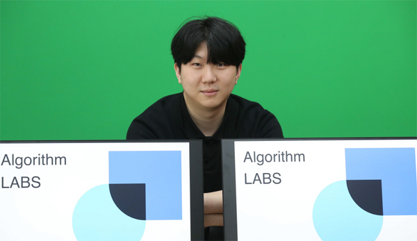 "1년에 서비스 비용 4000만원이면 현장 직원들을 데이터사이언티스트로 탈바꿈시킬 수 있습니다." 산업 현장에서 점점 데이터의 중요성이 커지고 있다. 데이터를 추출해 분석하는 과학자, '데이터사이언티스트' 수요가 치솟는 이유다. 하지만 '현장에서 활용도가 높은 데이터사이언티스트를 구하는 건 매우 어렵다. <br>...